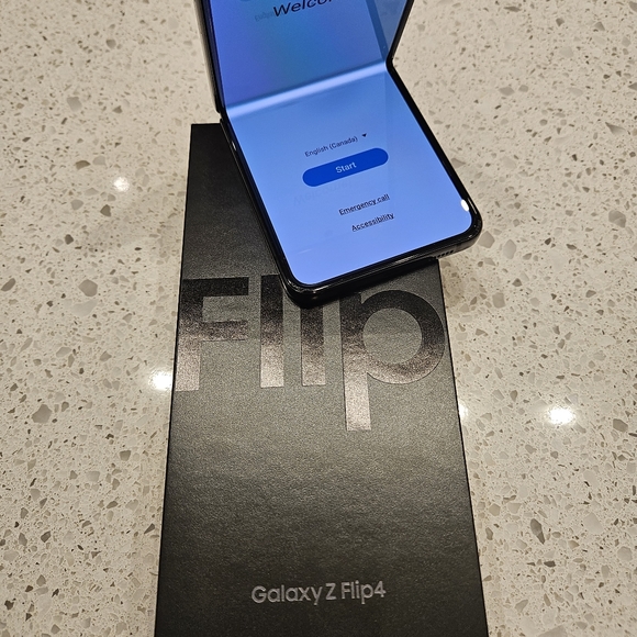 Like New Samsung ZFlip 4 _ 128Gb_Graphite - Picture 4 of 6